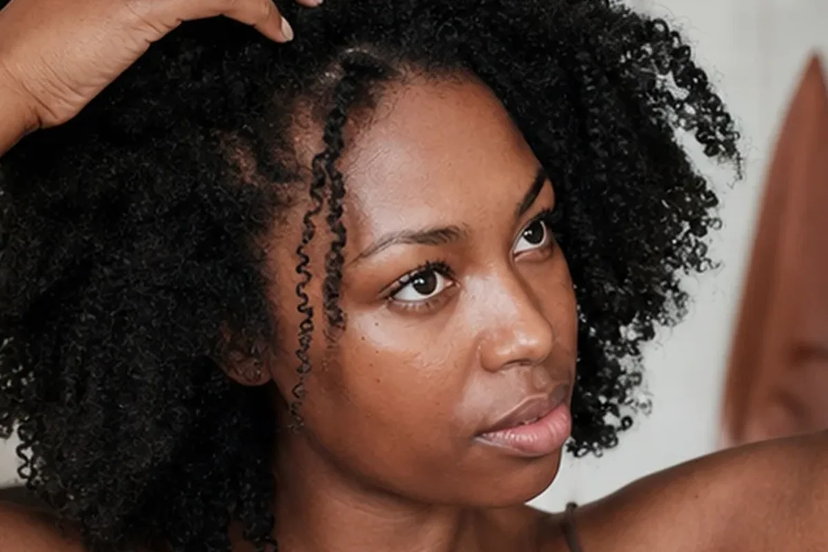 Redaktioneller Beauty-Moment zur Ausgangslage bei Hitzeschutz bei Haarbruch