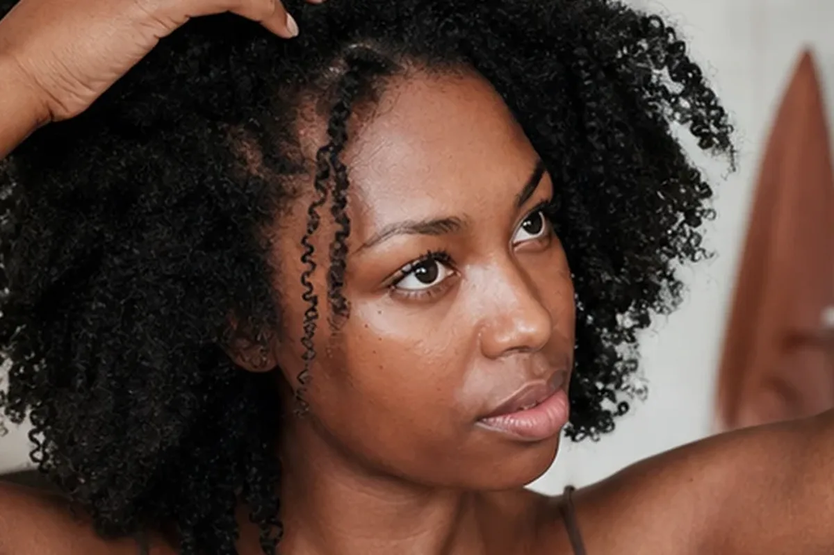 Redaktioneller Beauty-Moment zur Ausgangslage bei Trockenshampoo für trockenes Haar