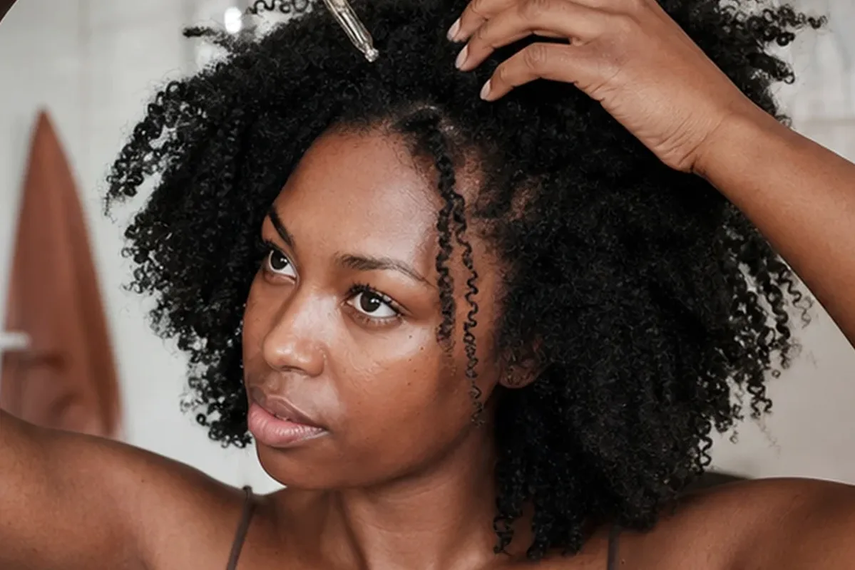 Emotionaler und authentischer Anwendungsmoment rund um Mildes Shampoo bei Haarbruch