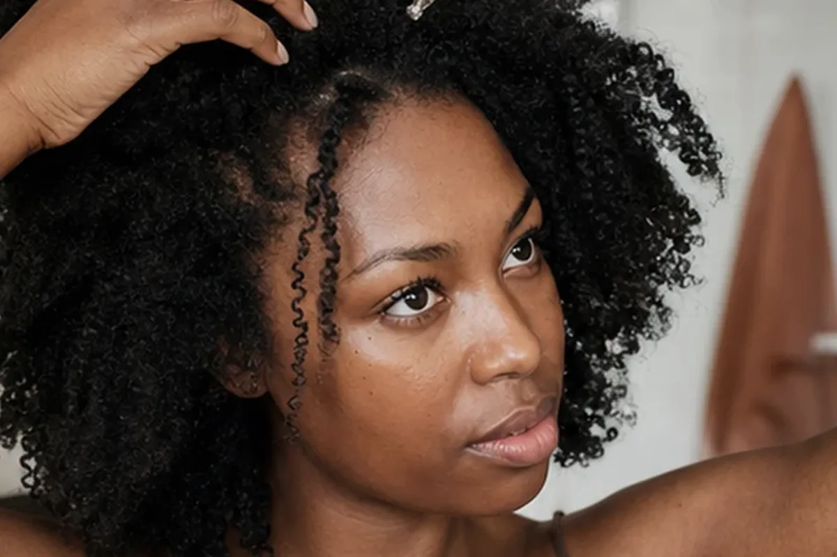 Redaktioneller Beauty-Moment zur Ausgangslage bei Tiefenreinigungsshampoo bei Frizz