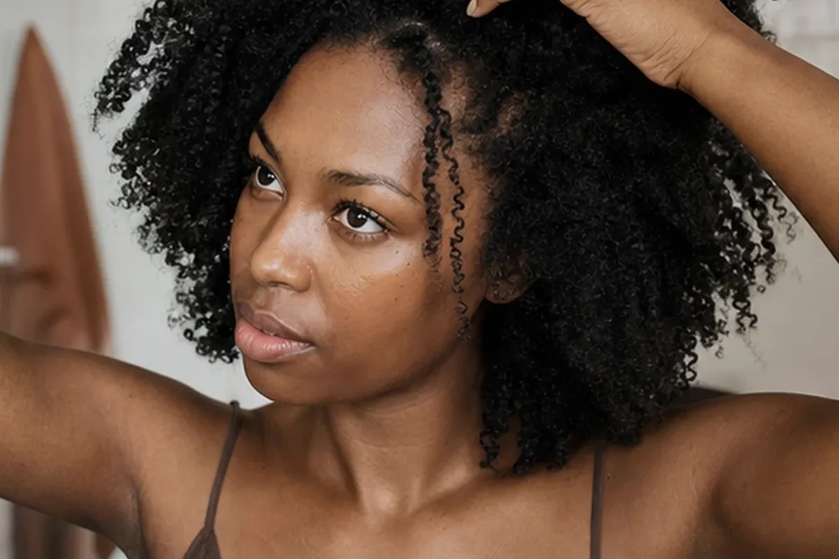 Hochwertige Beauty-Inszenierung zu Auswahlkriterien für Lockengel bei Frizz