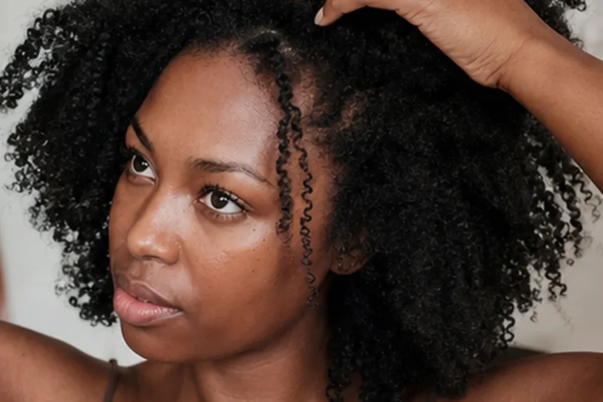Redaktioneller Beauty-Moment zur Ausgangslage bei Trockenshampoo bei Frizz