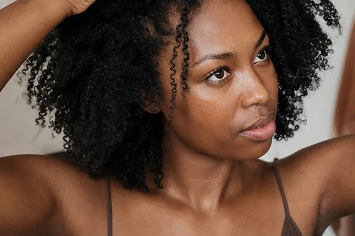 Emotionaler und authentischer Anwendungsmoment rund um Haarmaske bei Frizz