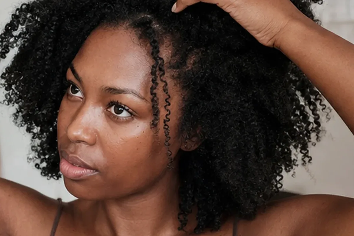 Authentischer Wohlfühlmoment passend zum Beauty-Thema Anti-Frizz-Pflege für empfindliche Kopfhaut