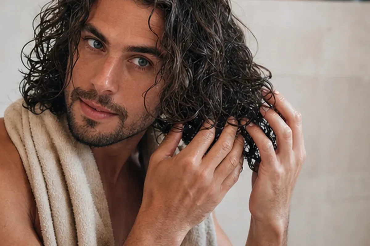 Authentischer Wohlfühlmoment passend zum Beauty-Thema Tiefenreinigungsshampoo für lockiges Haar