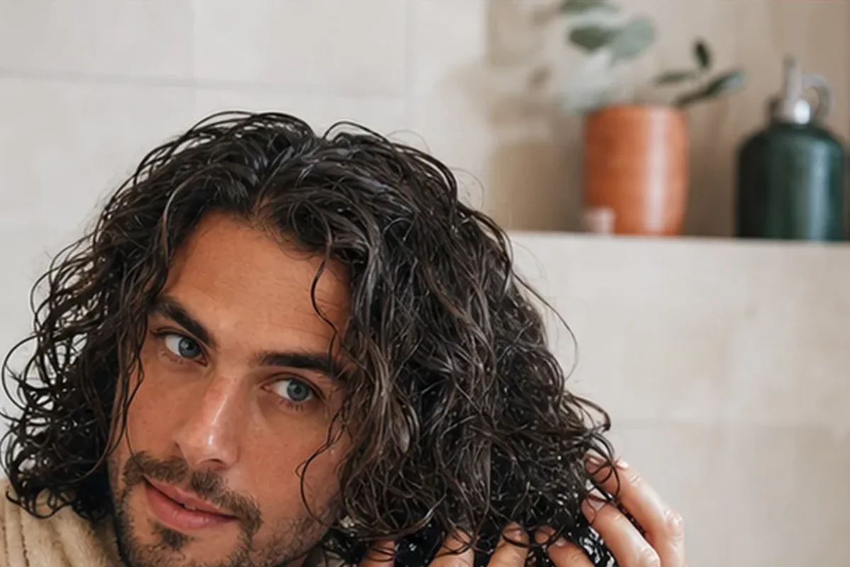 Authentischer Wohlfühlmoment passend zum Beauty-Thema Anti-Frizz-Pflege bei fettigem Ansatz