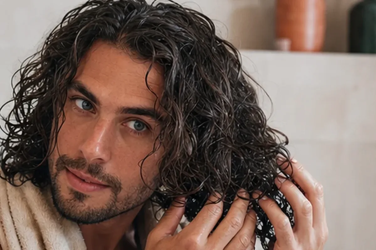 Hochwertige Beauty-Inszenierung zu Auswahlkriterien für Mildes Shampoo für lockiges Haar