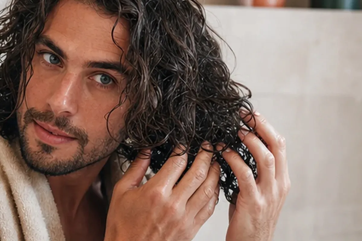 Redaktioneller Beauty-Moment zur Ausgangslage bei Volumenspray für trockenes Haar