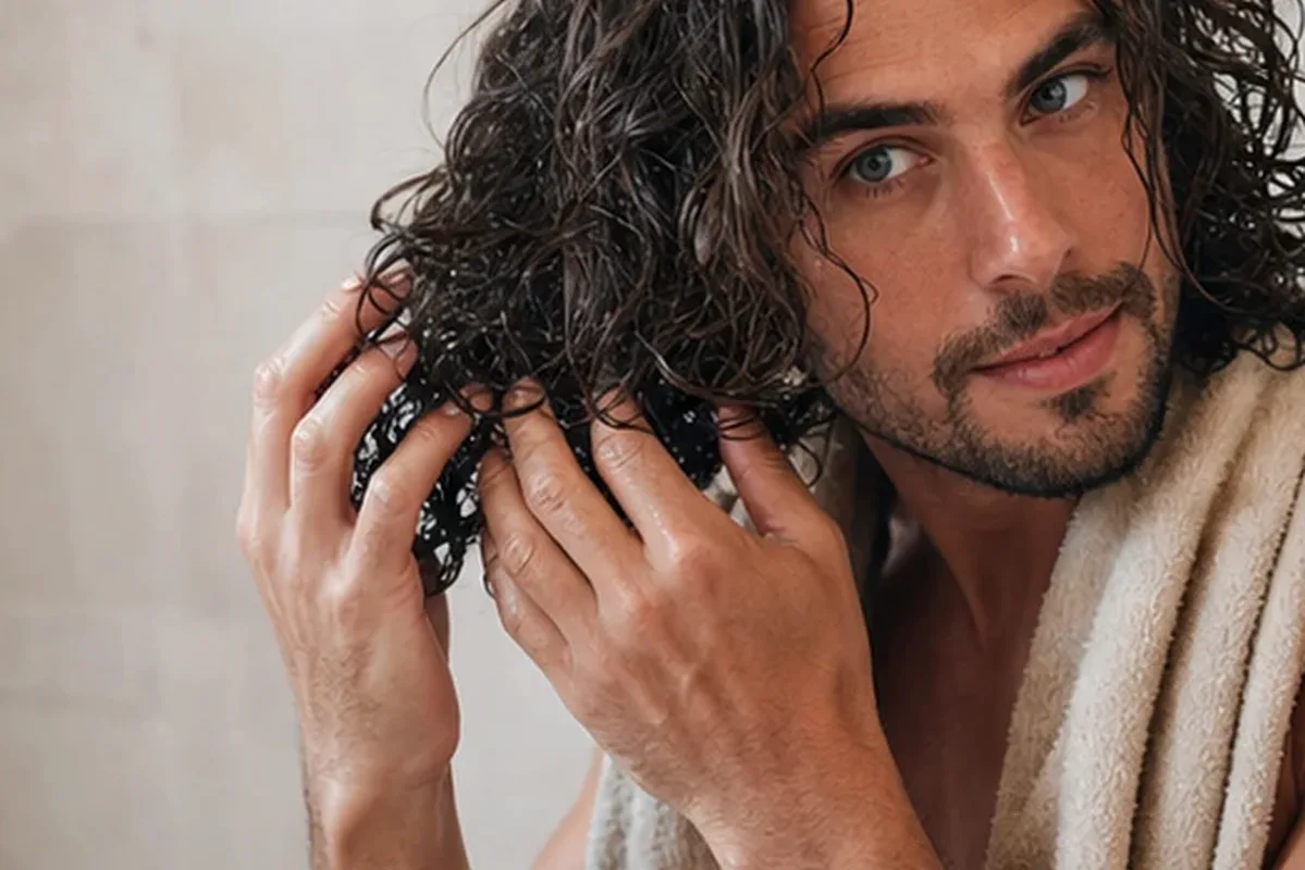 Hochwertige Beauty-Inszenierung zu Auswahlkriterien für Mildes Shampoo für empfindliche Kopfhaut
