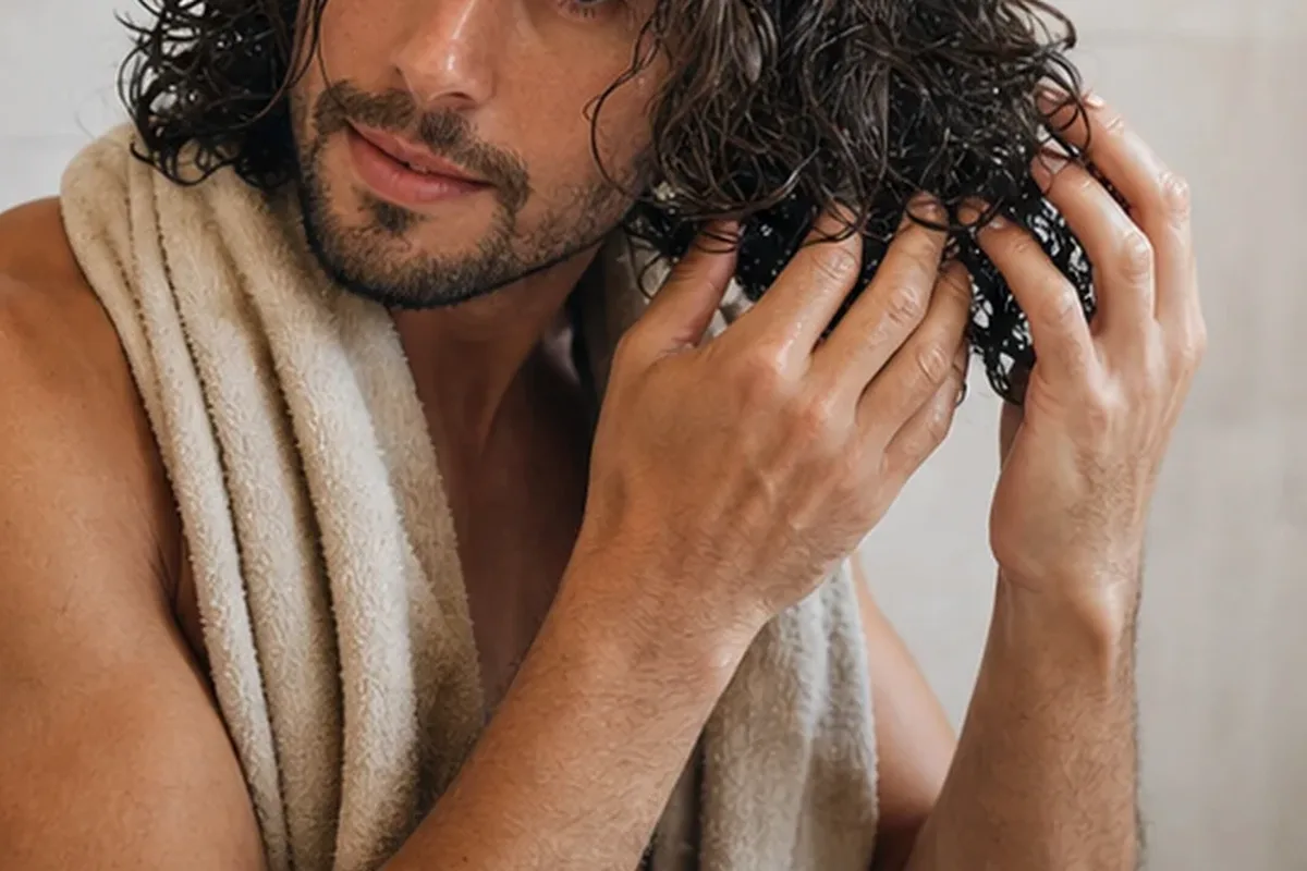 Hochwertige Beauty-Inszenierung zu Auswahlkriterien für Haarbürste bei fettigem Ansatz