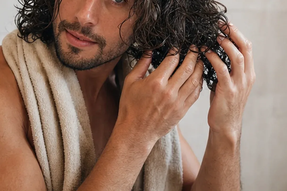 Redaktioneller Beauty-Moment zur Ausgangslage bei Haartrockner für strapaziertes Haar