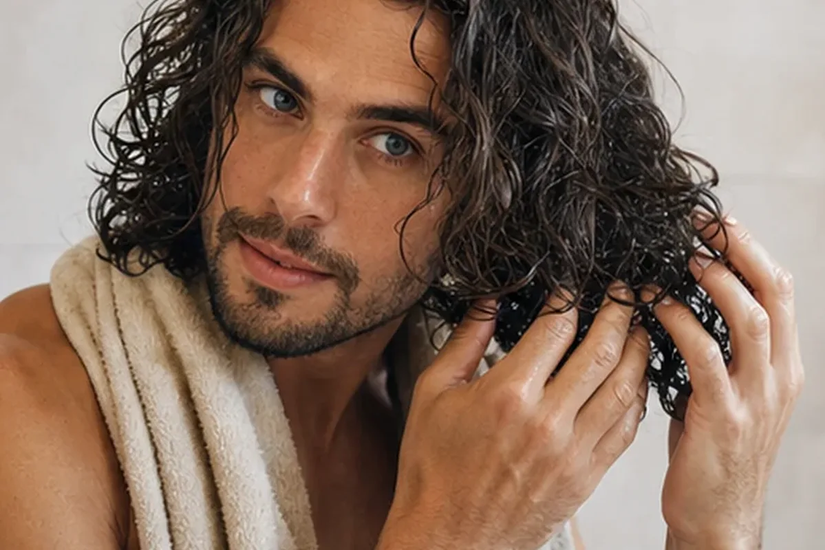 Redaktioneller Beauty-Moment zur Ausgangslage bei Trockenshampoo für strapaziertes Haar