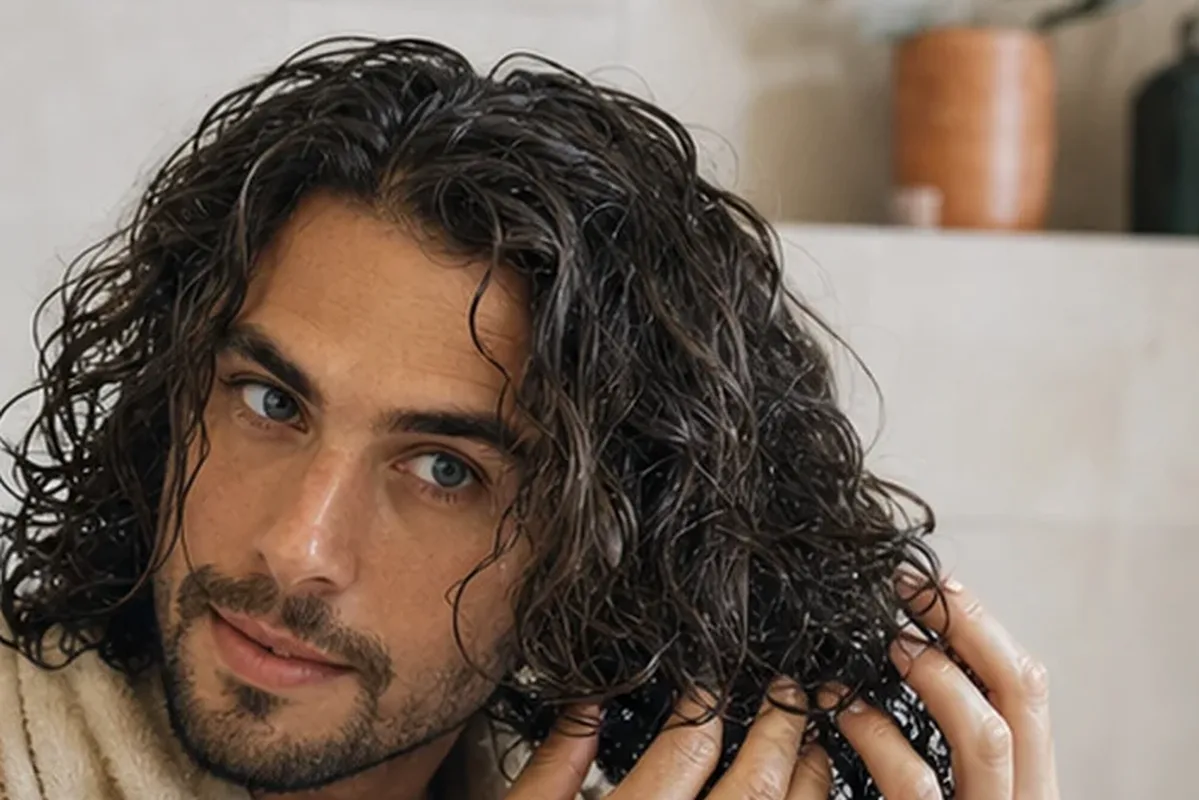 Emotionaler und authentischer Anwendungsmoment rund um Silbershampoo für empfindliche Kopfhaut