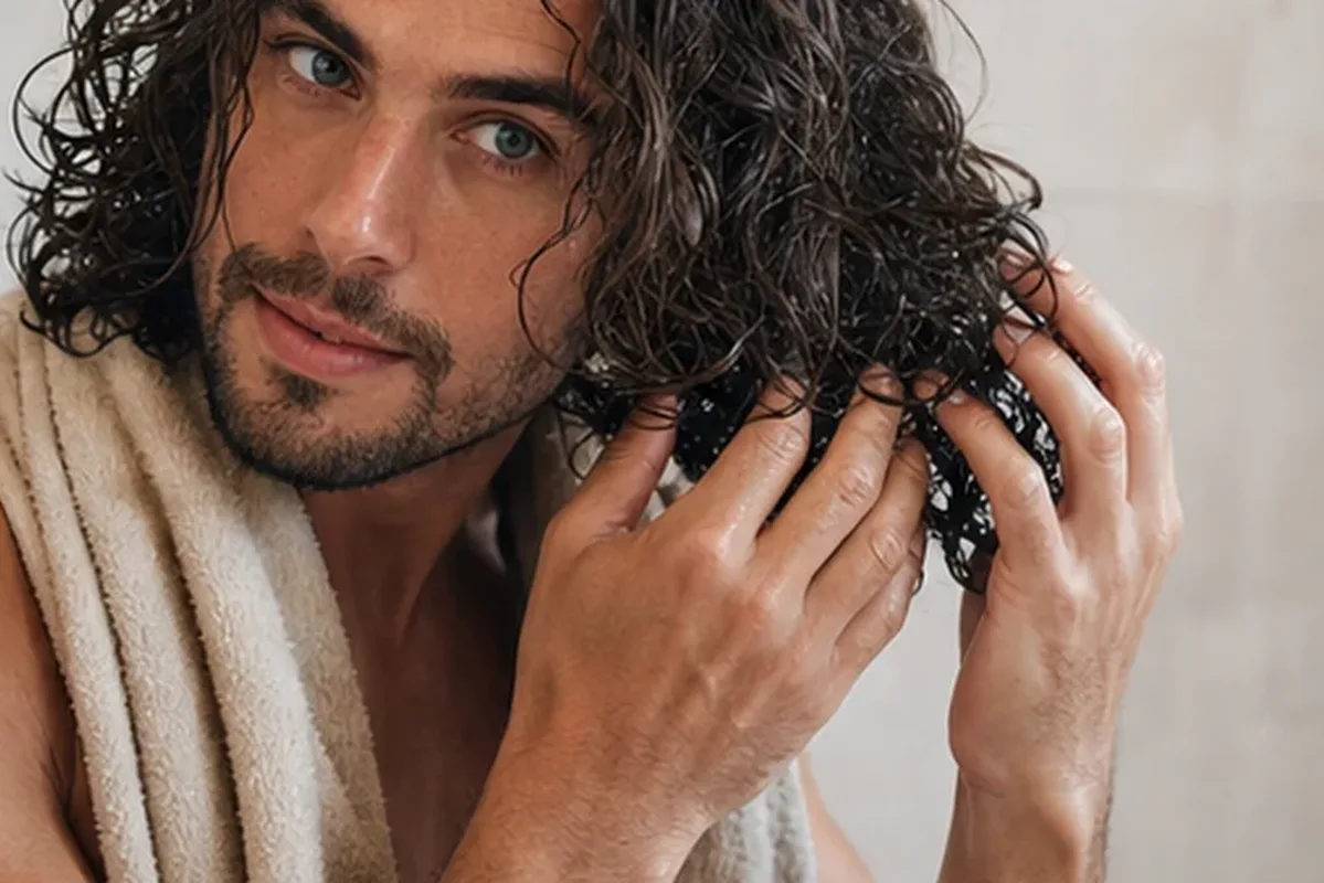 Authentische Beauty-Routine passend zum Thema Haarbürste für lockiges Haar