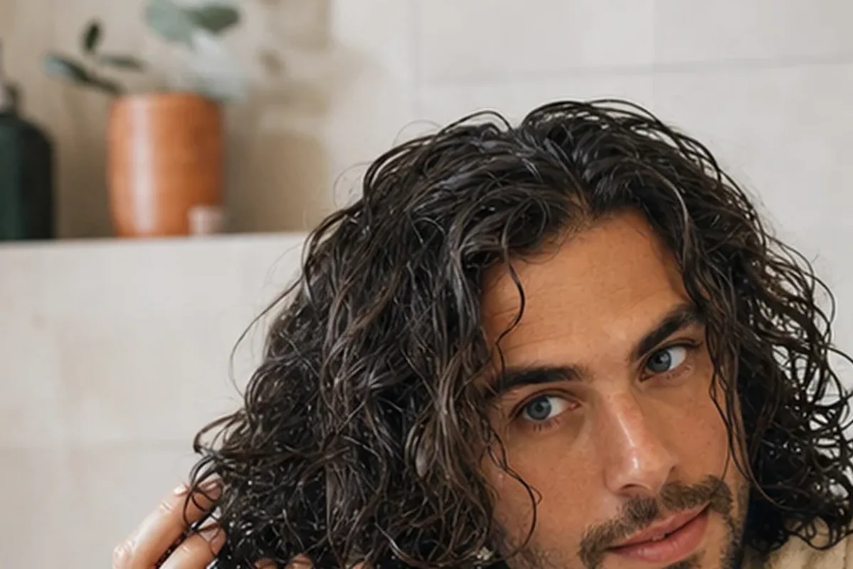 Authentischer Wohlfühlmoment passend zum Beauty-Thema Hitzeschutz bei Frizz
