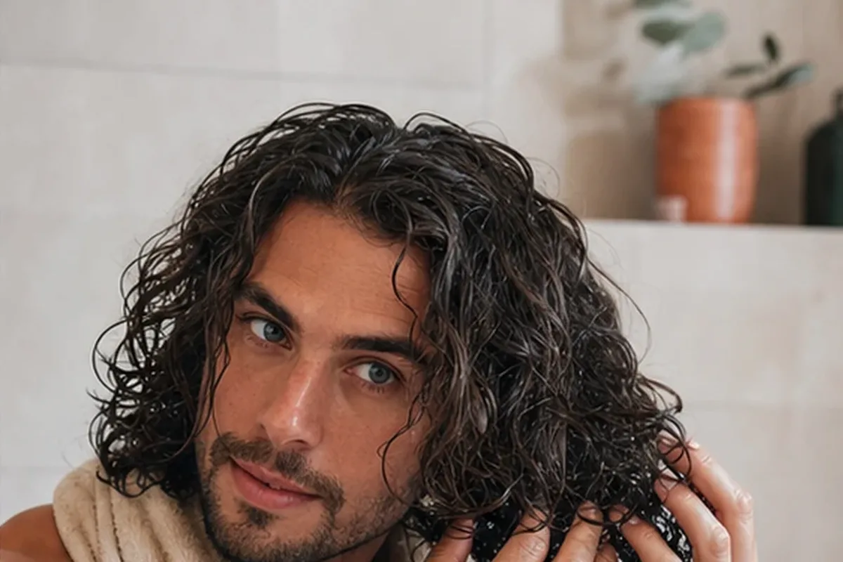 Redaktionelle Detailaufnahme zur Orientierung bei Anti-Frizz-Pflege bei fettigem Ansatz