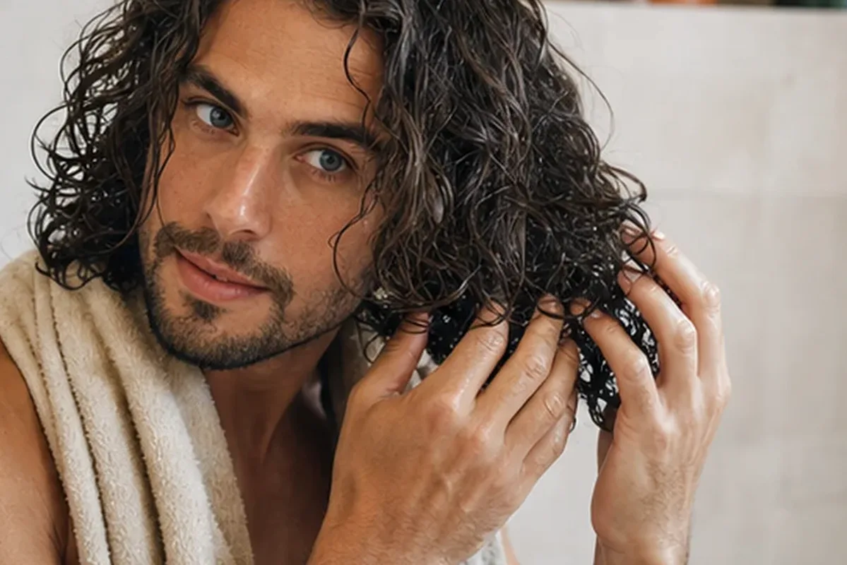 Authentische Beauty-Routine passend zum Thema Mildes Shampoo bei Frizz