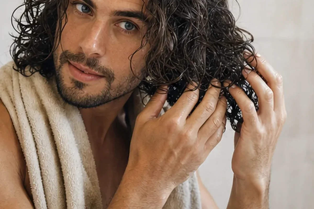 Redaktioneller Beauty-Moment zur Ausgangslage bei Haaröl für strapaziertes Haar