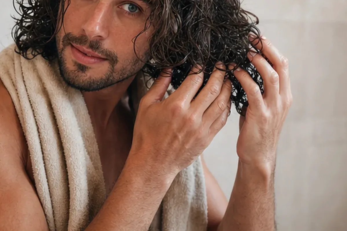 Emotionaler und authentischer Anwendungsmoment rund um Mildes Shampoo für trockenes Haar