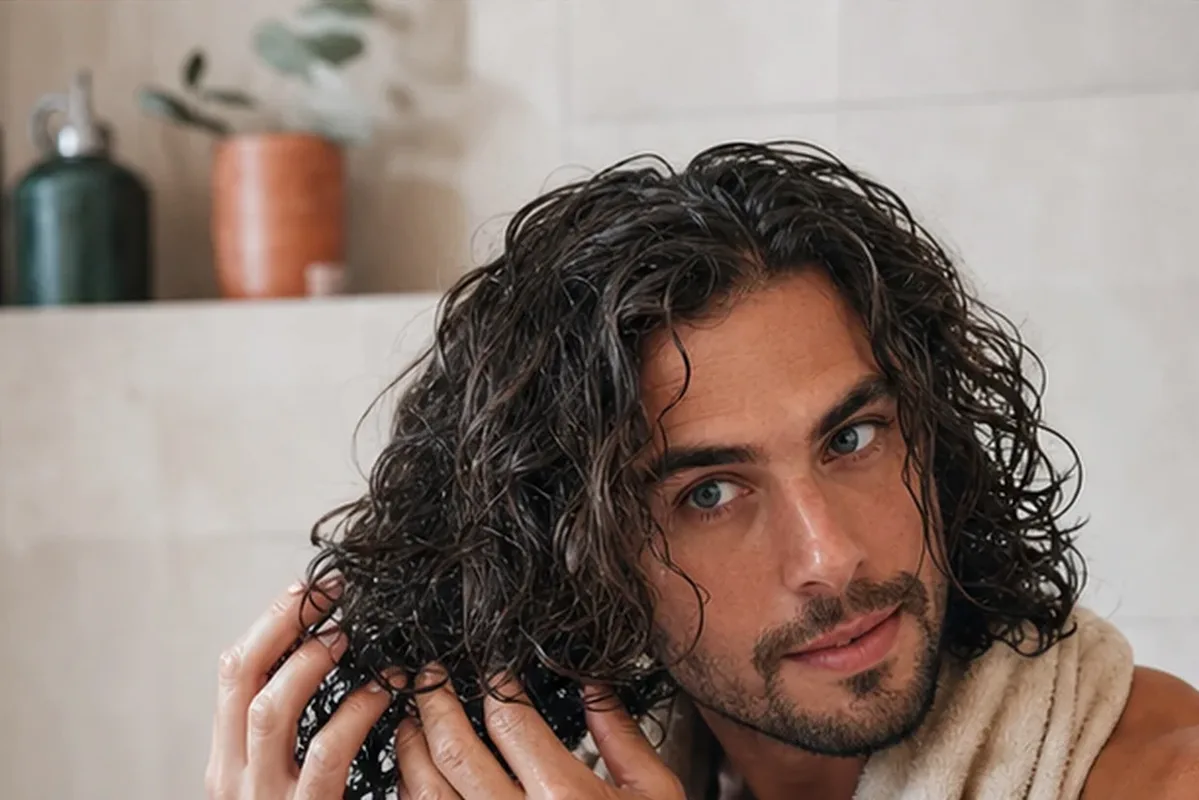 Authentische Beauty-Routine passend zum Thema Volumenspray für trockenes Haar