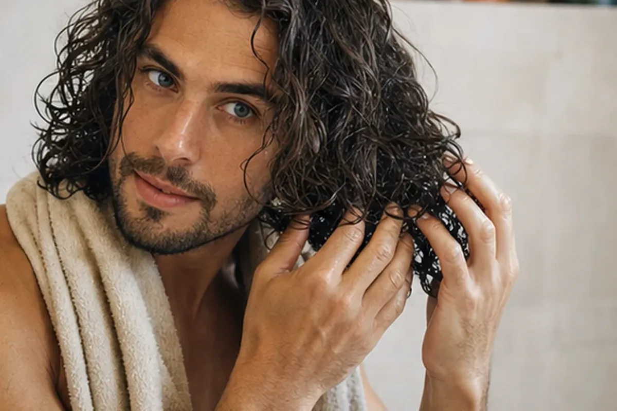 Hochwertige Beauty-Inszenierung zu Auswahlkriterien für Mildes Shampoo bei Haarbruch
