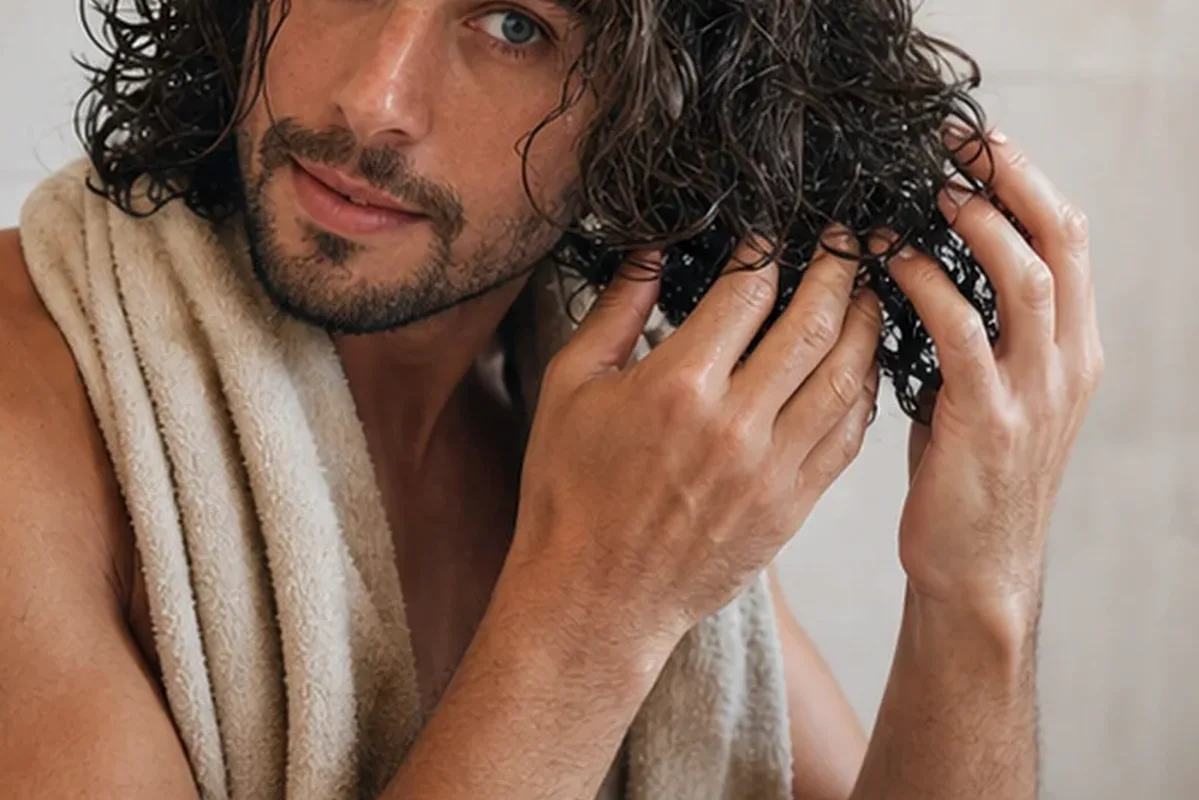 Redaktionelle Detailaufnahme zur Orientierung bei Volumenspray bei Frizz