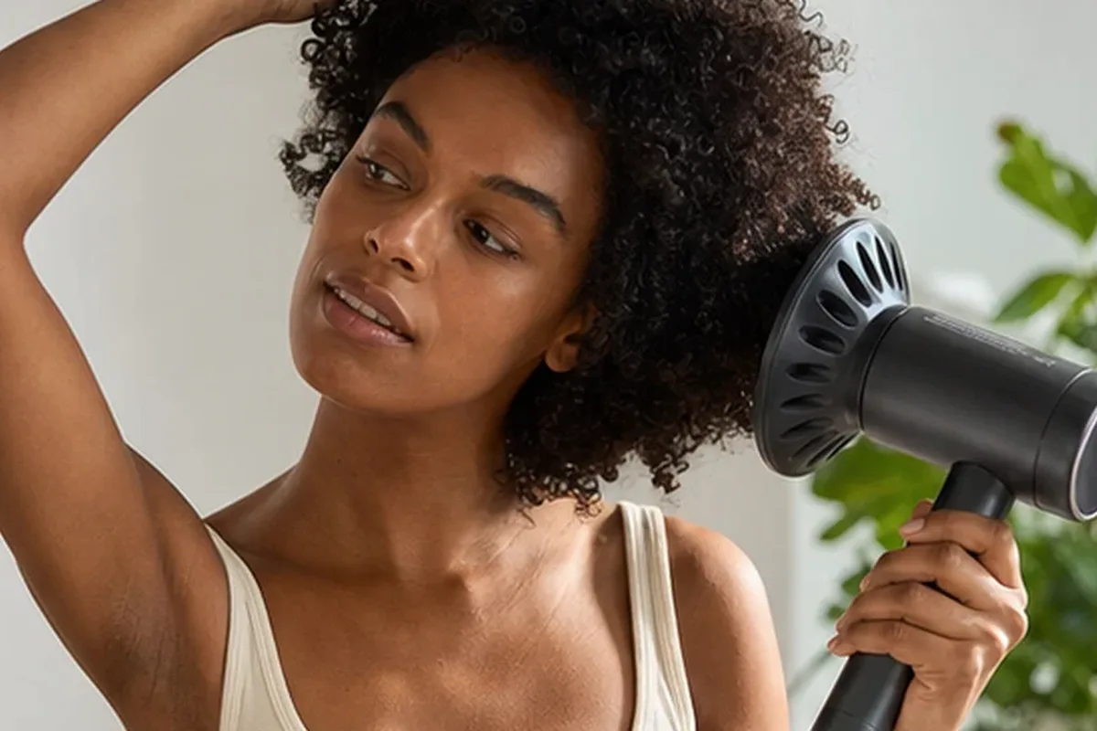 Hochwertige Beauty-Inszenierung zu Auswahlkriterien für Warmluftbürste für Reisen