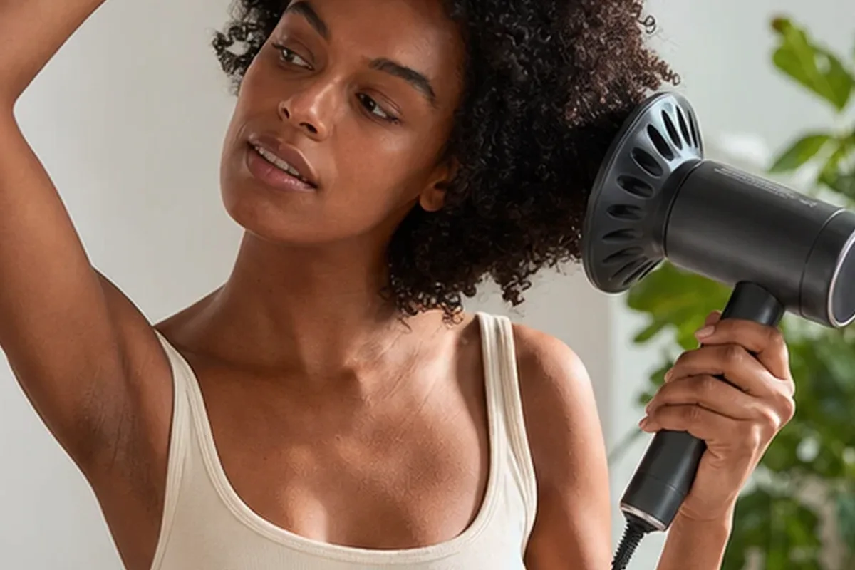 Authentische Beauty-Routine passend zum Thema Glätteisen für Reisen