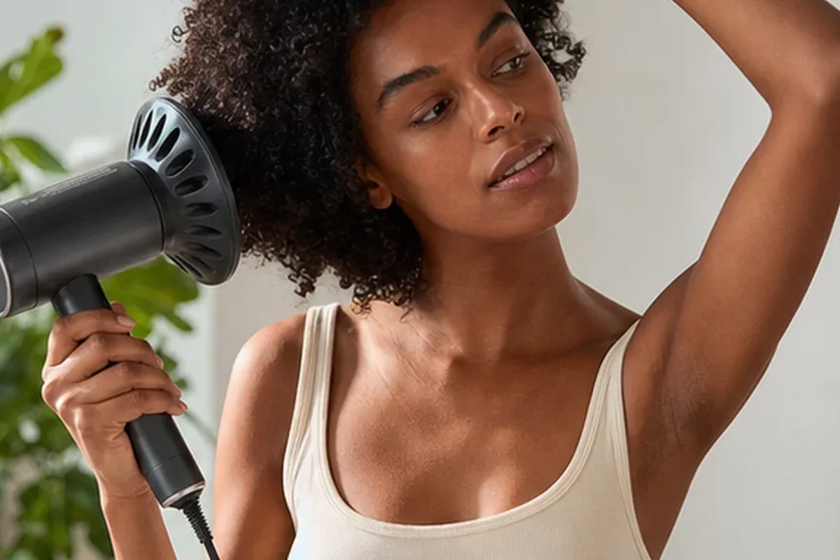 Emotionaler und authentischer Anwendungsmoment rund um Warmluftbürste für feines Haar