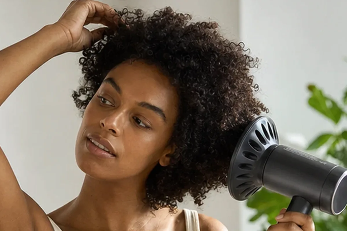 Authentischer Wohlfühlmoment passend zum Beauty-Thema Munddusche bei wenig Zeit