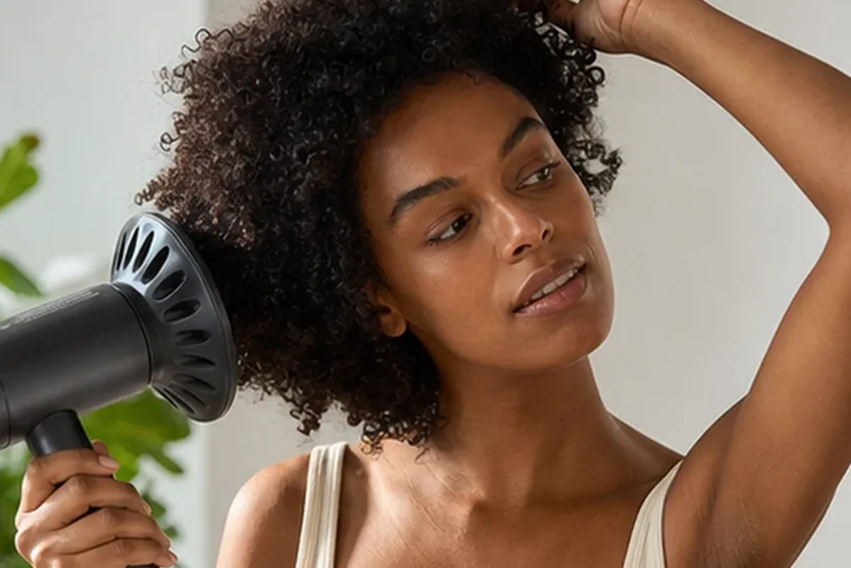 Authentischer Wohlfühlmoment passend zum Beauty-Thema LED-Gesichtsmaske für empfindliche Haut