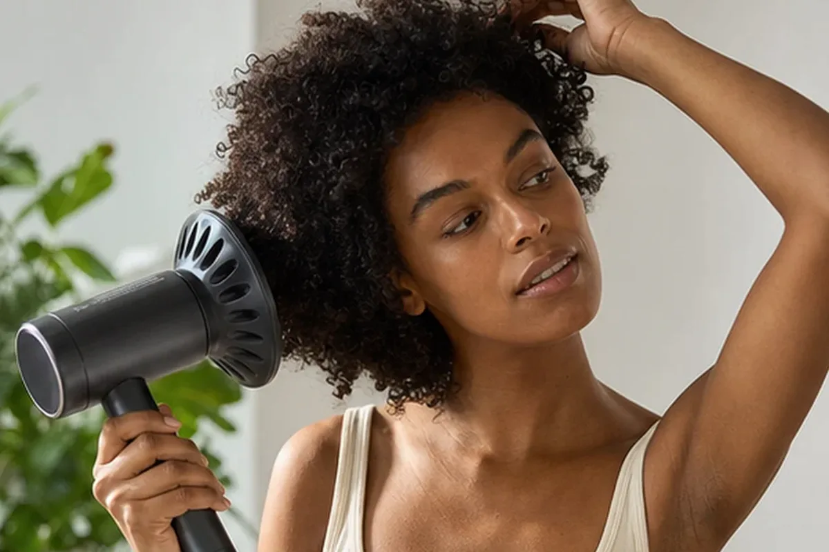Redaktioneller Beauty-Moment zur Ausgangslage bei Warmluftbürste für feines Haar