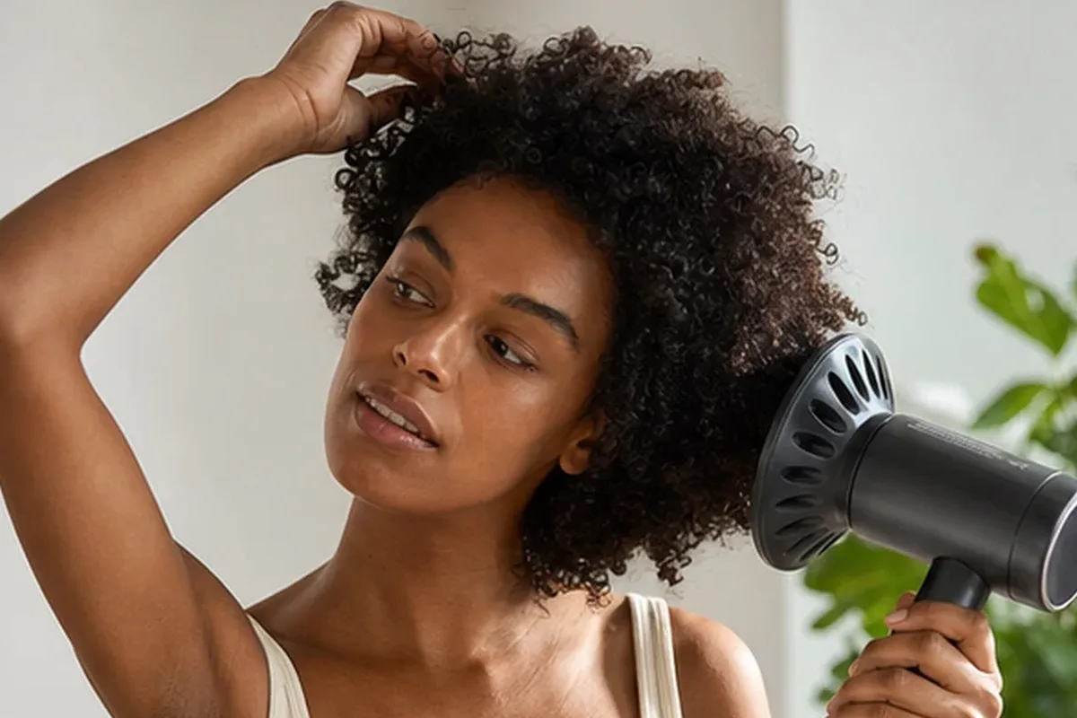 Redaktioneller Beauty-Moment zur Ausgangslage bei Kosmetikspiegel für Reisen