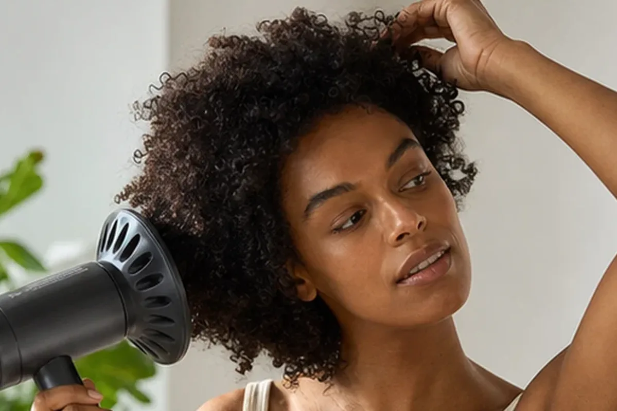 Authentischer Wohlfühlmoment passend zum Beauty-Thema Lockenstab für feines Haar
