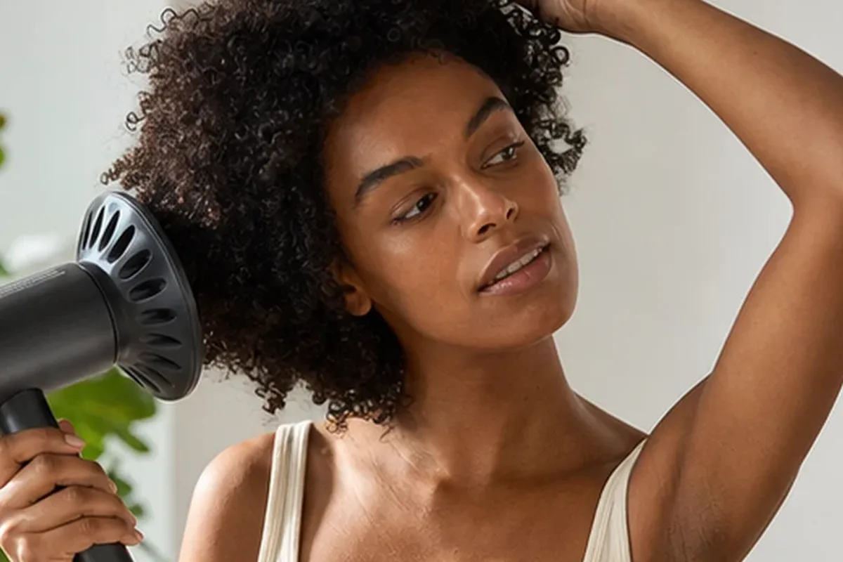 Hochwertige Beauty-Inszenierung zu Auswahlkriterien für Glätteisen bei kleinem Budget