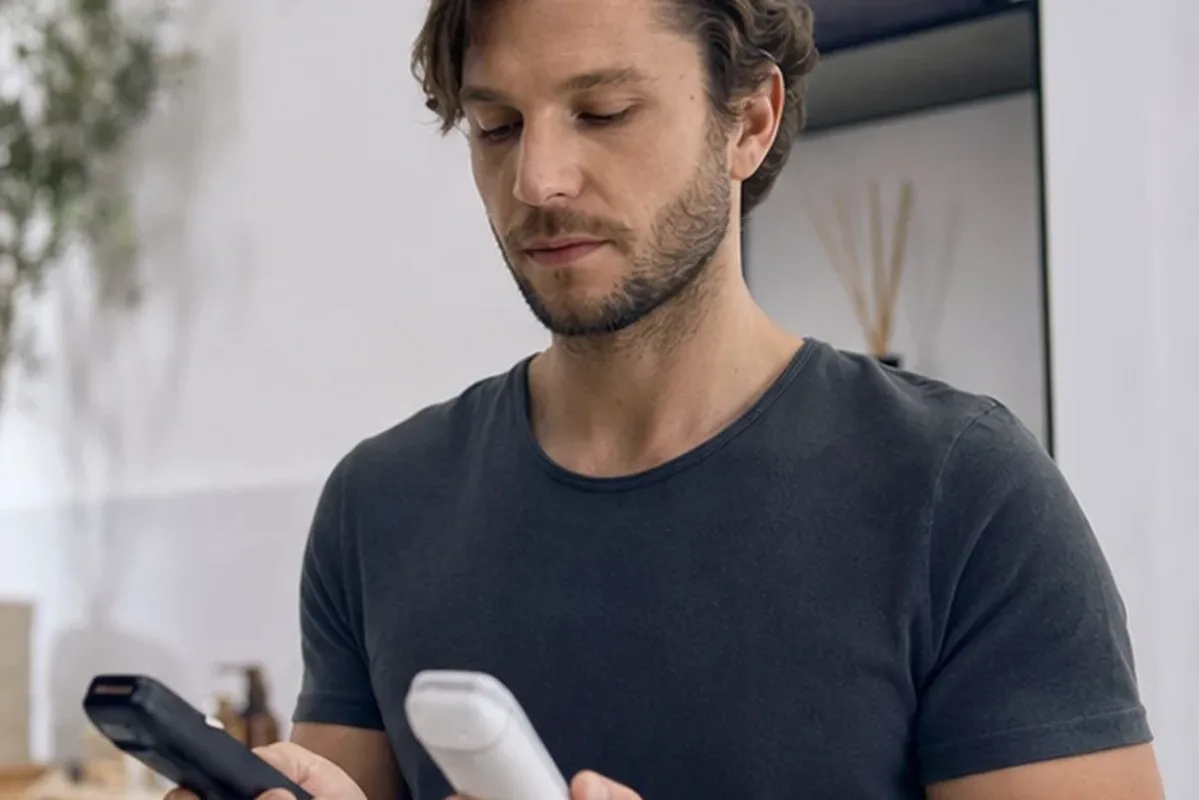 Authentischer Wohlfühlmoment passend zum Beauty-Thema Elektrische Zahnbürste mit Premium-Anspruch