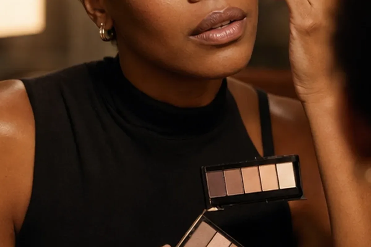 Emotionaler und authentischer Anwendungsmoment rund um Make-up-Pinsel für empfindliche Haut