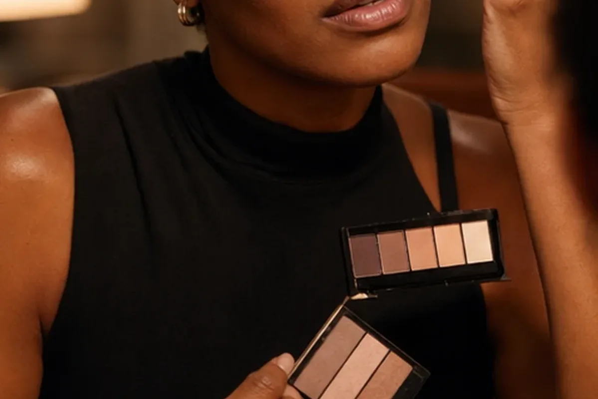 Emotionaler und authentischer Anwendungsmoment rund um Augenbrauengel für einen natürlichen Look