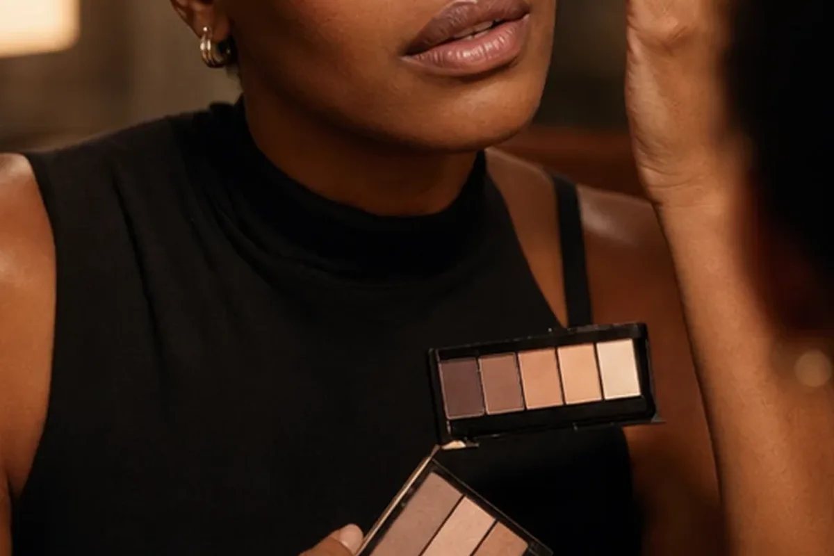 Redaktioneller Beauty-Moment zur Ausgangslage bei Make-up-Pinsel für einen natürlichen Look