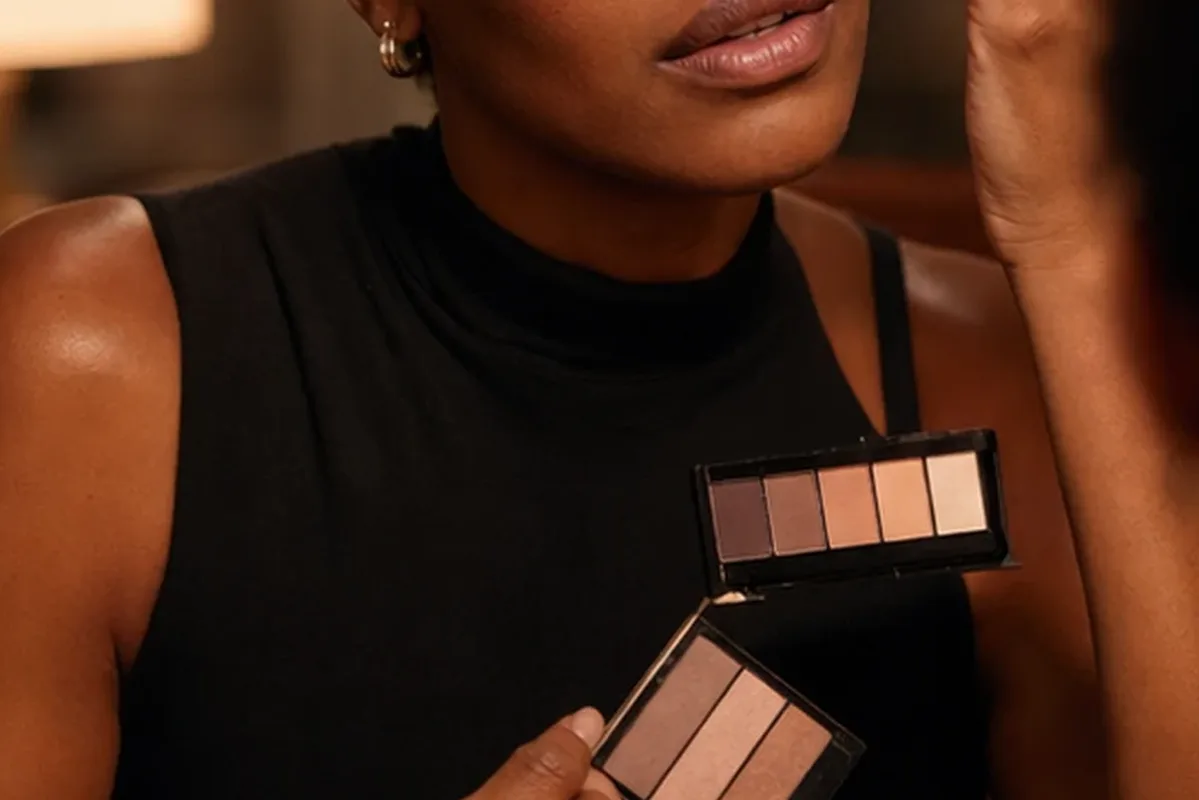 Redaktioneller Beauty-Moment zur Ausgangslage bei Highlighter für einen natürlichen Look