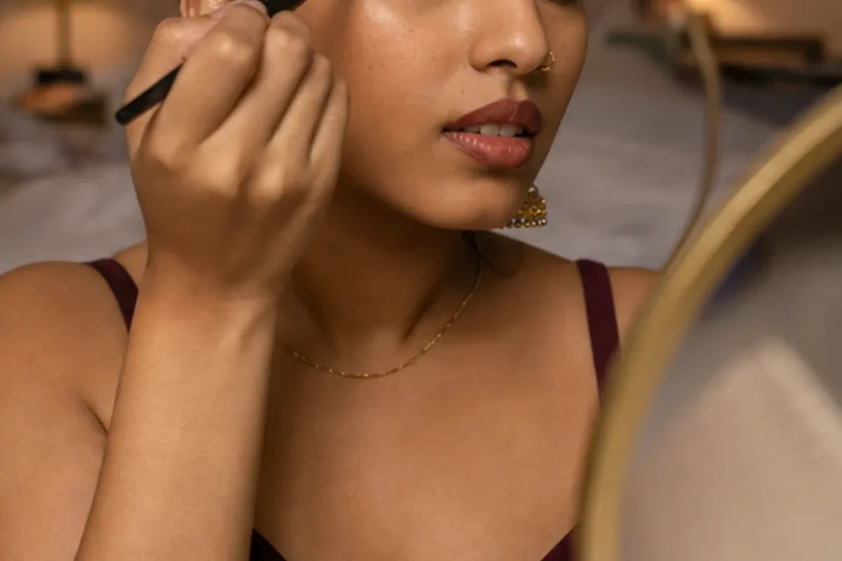 Authentische Beauty-Routine passend zum Thema Eyeliner für reife Haut