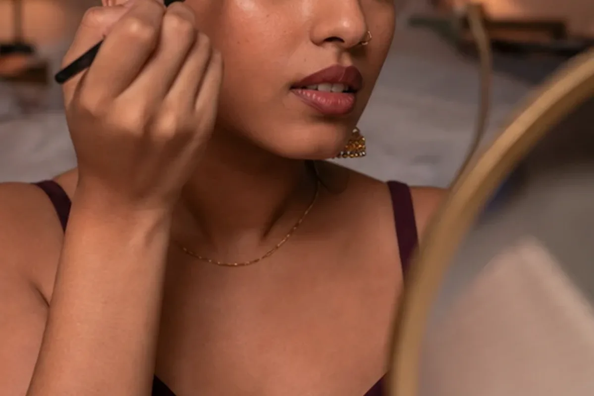Authentischer Wohlfühlmoment passend zum Beauty-Thema Setting Spray für reife Haut