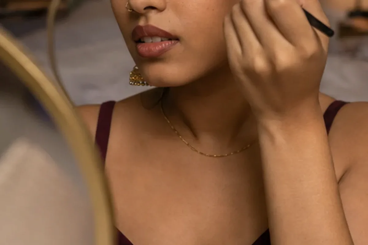 Authentischer Wohlfühlmoment passend zum Beauty-Thema Lip Tint für einen natürlichen Look