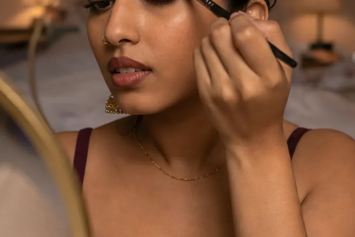 Emotionaler und authentischer Anwendungsmoment rund um Make-up-Pinsel bei Rötungen