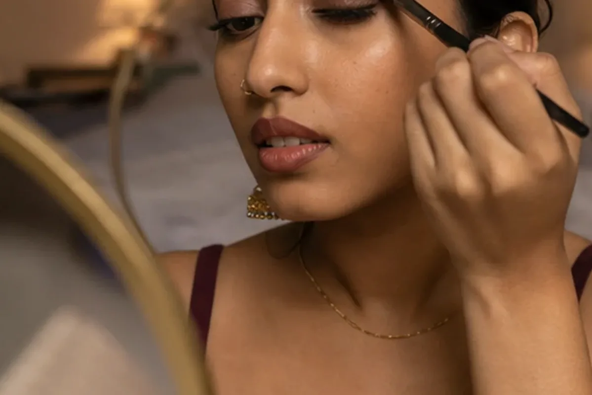 Emotionaler und authentischer Anwendungsmoment rund um Bronzer für einen natürlichen Look