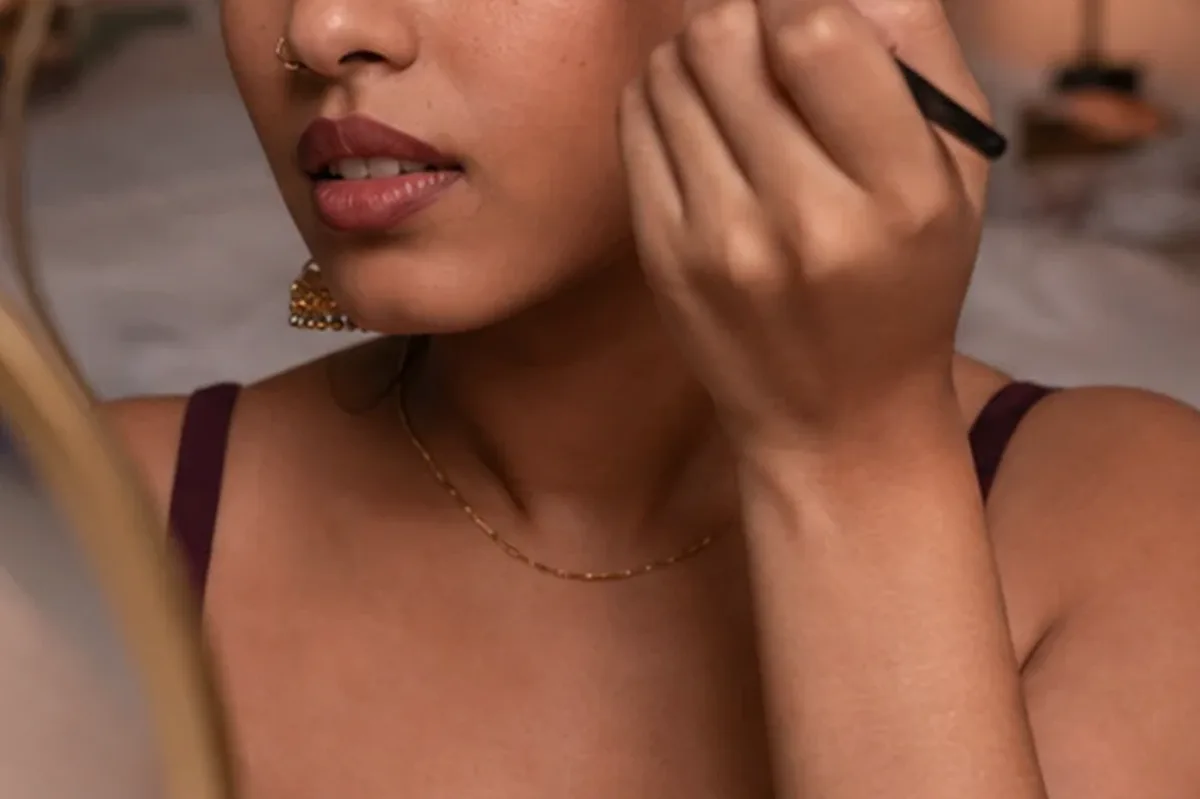 Authentische Beauty-Routine passend zum Thema Make-up-Pinsel für trockene Haut
