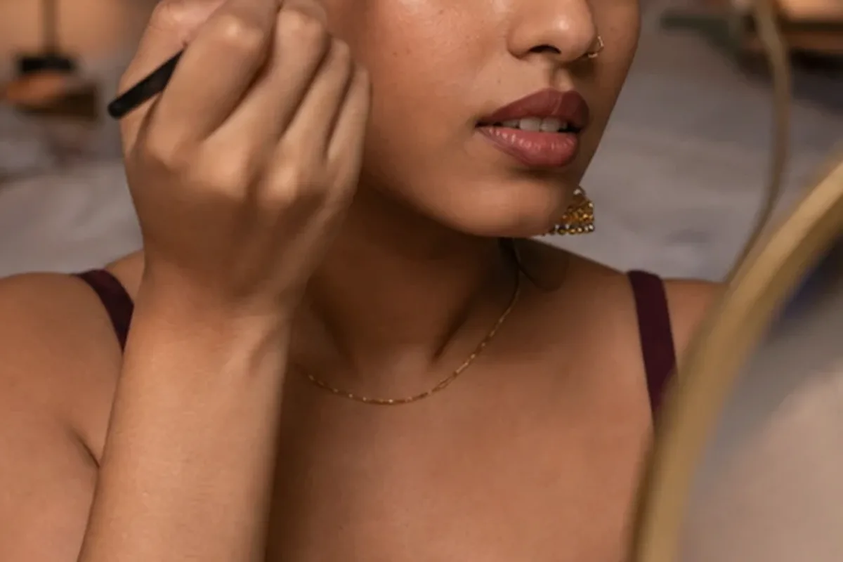 Emotionaler und authentischer Anwendungsmoment rund um Highlighter für trockene Haut