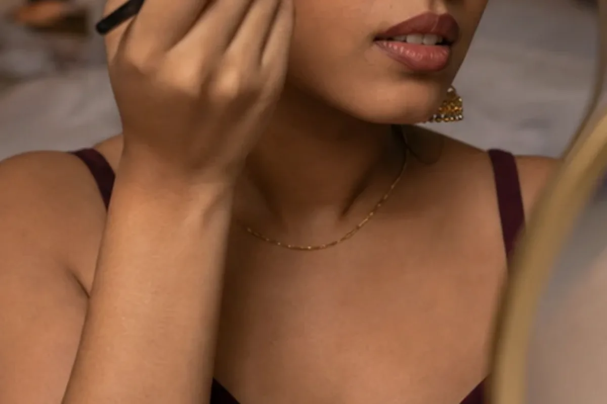 Authentischer Wohlfühlmoment passend zum Beauty-Thema Foundation bei Rötungen