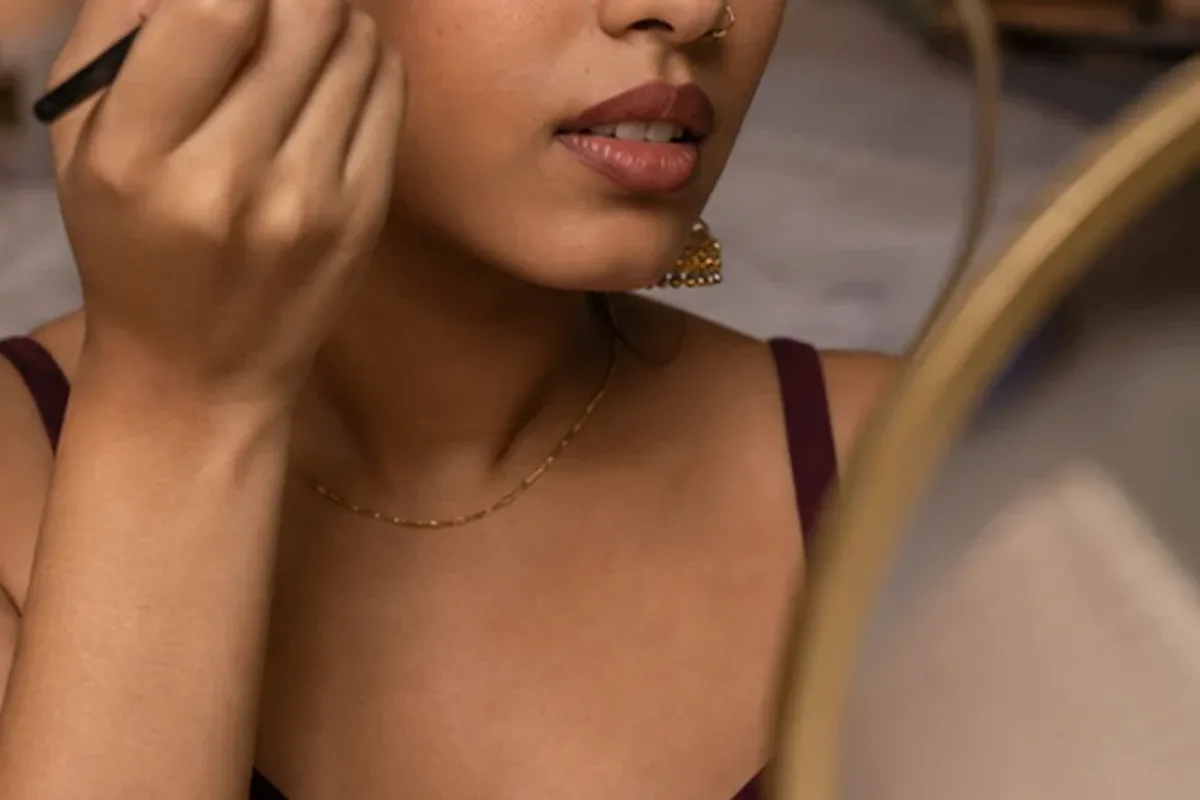 Emotionaler und authentischer Anwendungsmoment rund um Lip Tint für einen natürlichen Look
