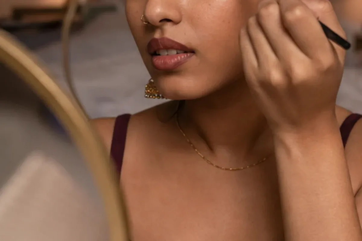 Authentischer Wohlfühlmoment passend zum Beauty-Thema Bronzer für trockene Haut